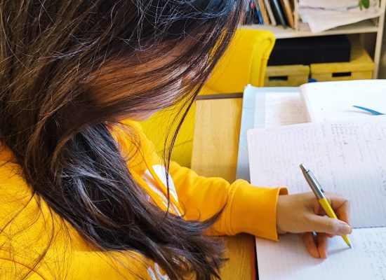 Жена, която пише целите си – символ на силата на повторението и новото начало